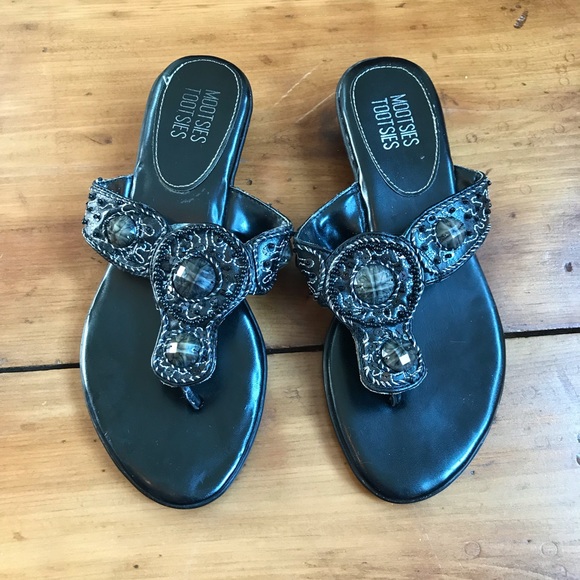 ✨ 5 For $15 ✨ Woman’s Mootsies Tootsies Embellished Black Sandals Size 6 - Picture 1 of 2